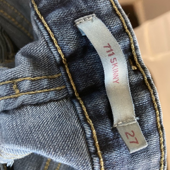 Levi ripped skinny jeans. - Picture 4 of 5